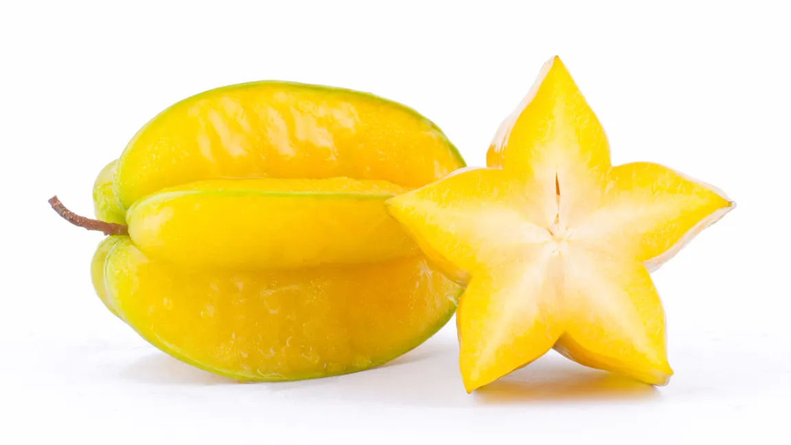 Die Sternfrucht fällt durch ihre ungewöhnliche Form auf. Sie schmeckt angenehm süß-sauer, wenn sie reif ist. Dann hat sie sortenabhängig eine gelbe oder orange Färbung. Foto: iStock