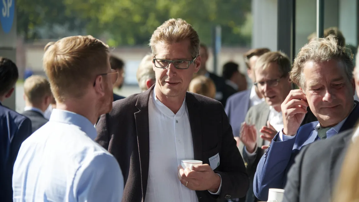 Professor Dr. Jens Wegener (Mitte) vom Julius Kühn-Institut (JKI) in Braunschweig arbeitet im Projekt mit Wissenschaftlern verschiedener niedersächsischer Forschungsinstitute und Hochschulen zusammen. Foto: Uwe Lewandowski