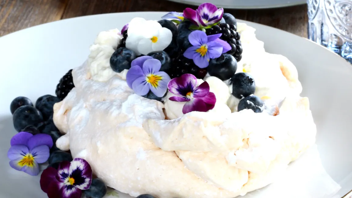 Eine süße Versuchung, garniert mit Veilchenblüten. Foto: Look & Taste, Peter van Wijgerden