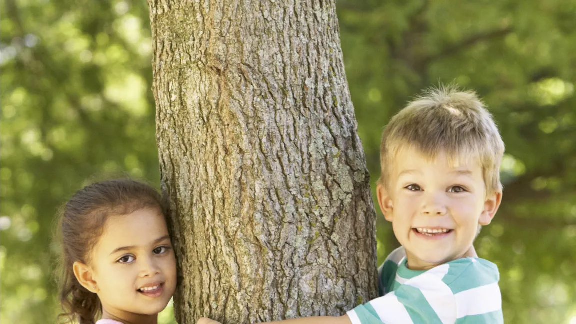 Die Broschüre ist eine gute Planungshilfe bei der Bepflanzung von Spielplätzen und anderen von Kindern genutzten Flächen. Foto: aid