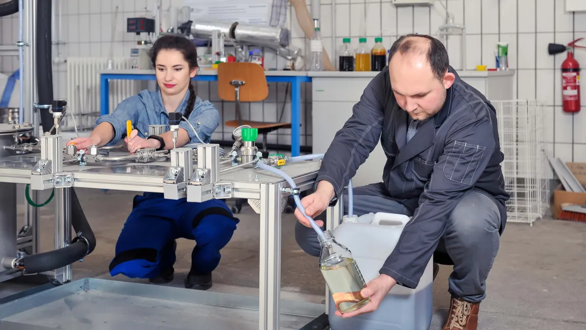 Im Bioraffinerie-Technikum der Universität Hohenheim wird Stärke zu HMF in wässriger Lösung umgewandelt. Foto: Universität Hohenheim / Max Kovalenko