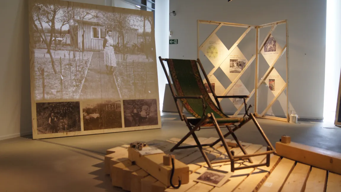 Alte Arbeitsgeräte, Arbeitskleidung, lebensgroße historische Fotos und Ratgeberliteratur ermöglichen einen Einblick in die Gartenwelt vergangener Zeiten. Foto: LVR-Industriemuseum