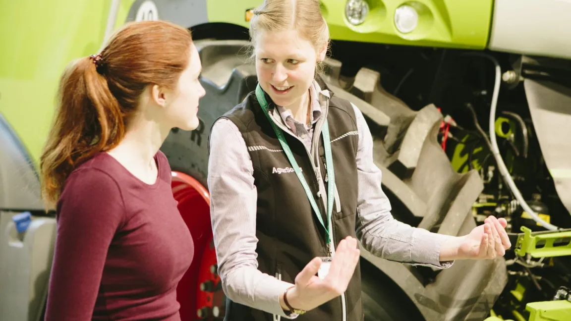 100 AgrarScouts kümmern sich auf dem ErlebnisBauernhof um Wünsche, Fragen und Anregungen der Besucher - und geben Einblick in die Welt der modernen Landwirtschaft von Heute. Foto: Forum Moderne Landwirtschaft