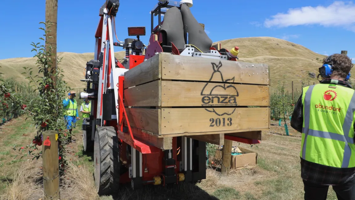 BayWa setzt auf maschinelle Hilfe und nutzt in Neuseeland den ersten serienreifen Apfelpflückroboter. Foto: T&G Global