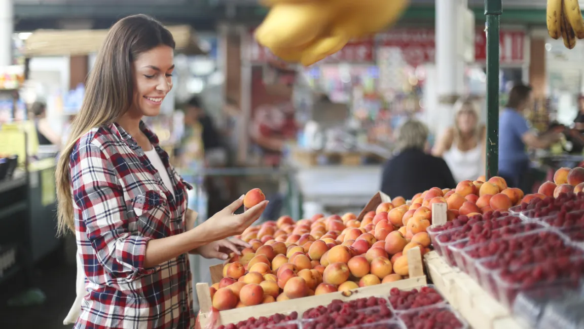 Vollreife Früchte haben eine noch glatte Haut und geben bei Druck leicht nach. Foto: istock