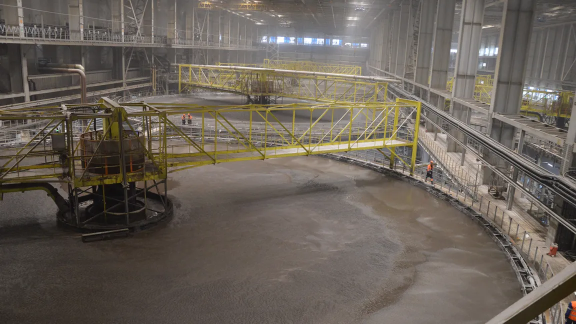 Für die Trennung des Kaliumchlorids von den Beimischungen werden große Wassermengen benötigt. Foto: Matthias Wiedenau