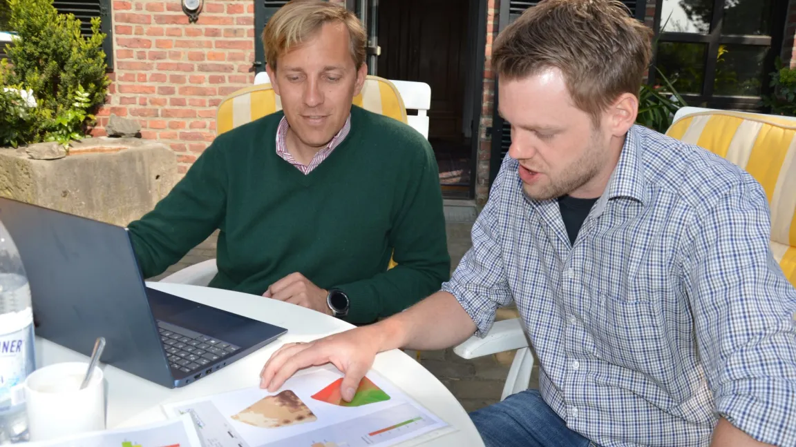 Elektronik-Experte Hendrik Vennemann unterstützt Landwirt Johannes Paas bei der Digitalisierung seines Betriebs. Foto: Lemken