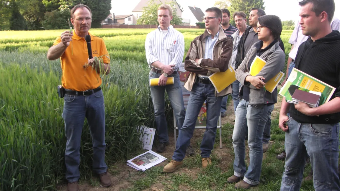Berater und Landwirte pflegen einen intensiven Austausch, damit die Resistenzentwicklung gebremst werden kann. Foto: Matthias Wiedenau