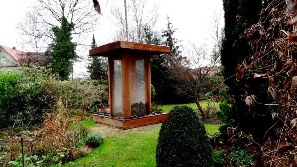 Ein sicherer Futterplatz für Vögel sollte vor Regen, Schnee und Wind geschützt sein. Foto: Klaus Margraf