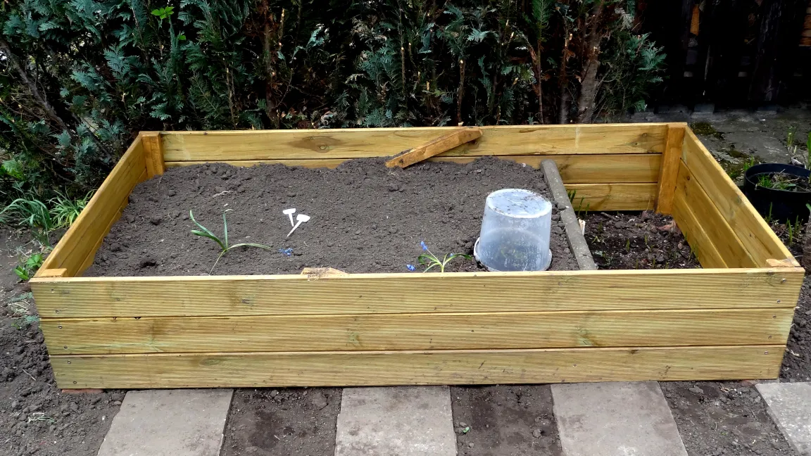 Aufbau und Befüllen eines flachen Hochbeets. Foto: Klaus Margraf