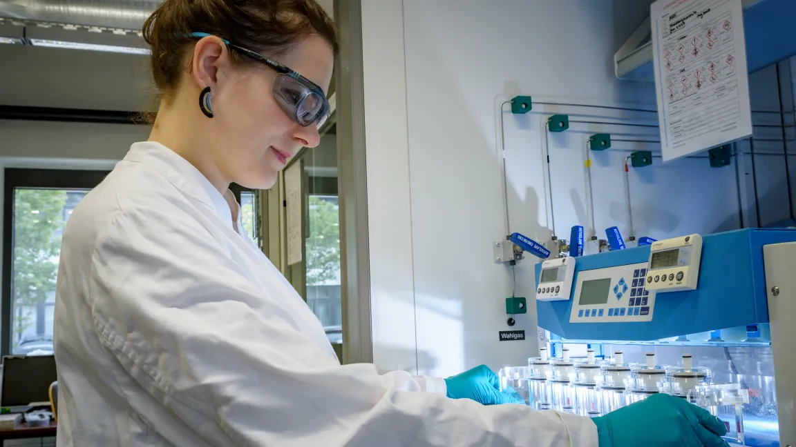 Diana Keddi entwickelte die Dünger-Chips im Rahmen ihrer Doktorarbeit. Foto: Roberto Schirdewahn