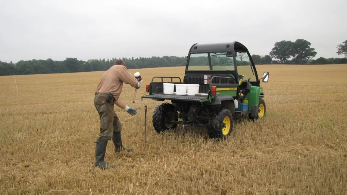 In regelmäßigen zeitlichen Abständen werden Teilflächen beprobt und die Versorgung des Bodens mit Kalk, Phosphat, Kalium und Magnesium untersucht. Foto: Projektteam OFR