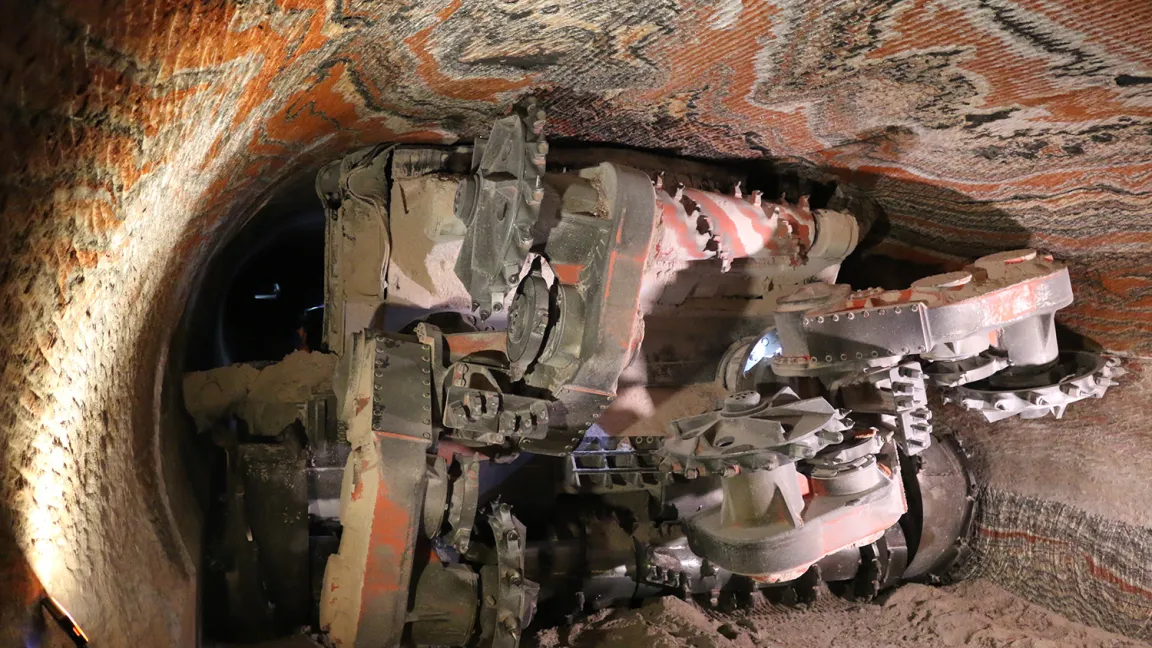 Das ist der Kopf einer etwa 4 Meter breiten Bohrmaschine, die es auf das rote Kalierz abgesehen hat und einen regelrecht durchlöcherten Berg zurücklässt. Foto: Eurochem
