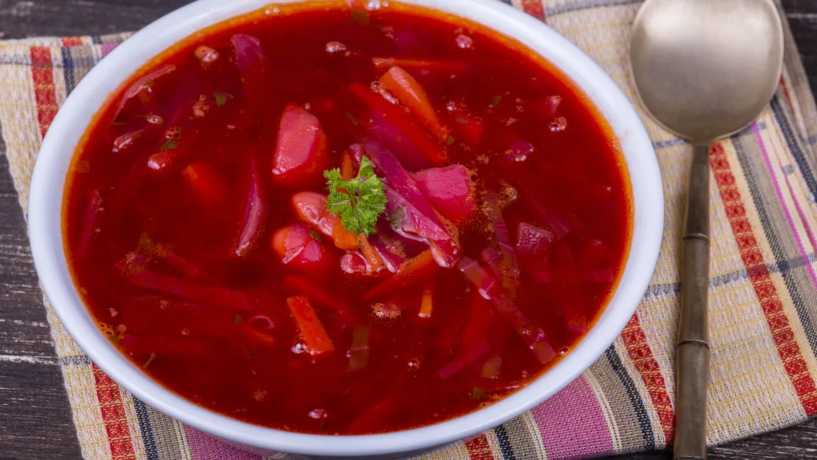 Borschtsch ist ein beliebter Eintopf aus Osteuropa. Foto: istock