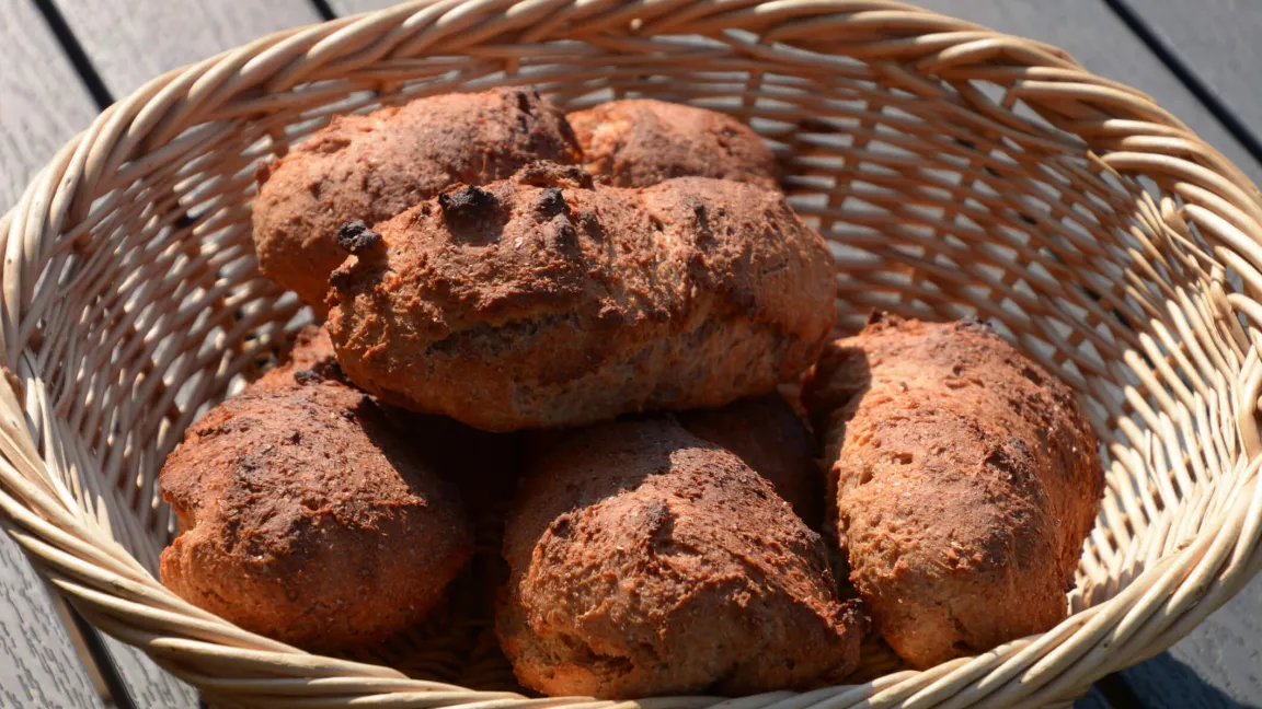 Brote aus Emmermehl weisen ein würziges, leicht nussiges Aroma auf und sind dunkel gefärbt. Foto: iStock