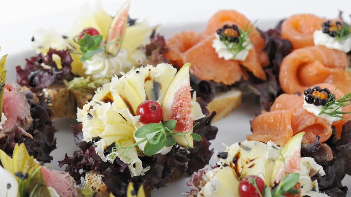 Canapés und ganze Büfetts gewinnen optisch durch die krausen Salatblätter. Foto: istock