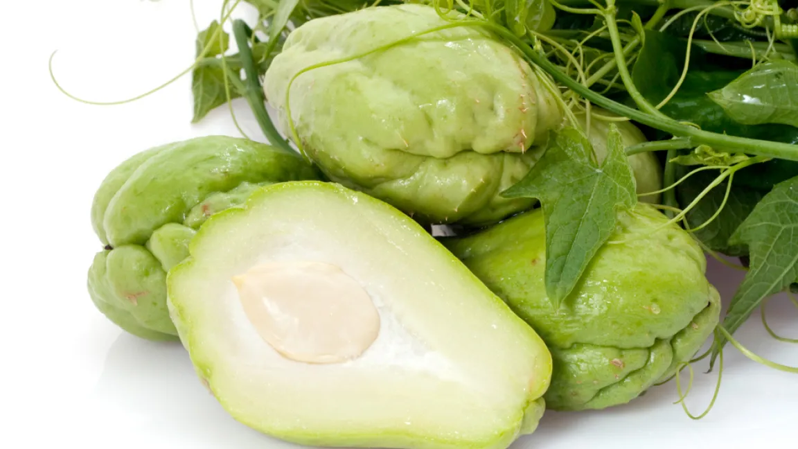 Chayoten stammen aus Südamerika. Ihre Form ähnelt der von Birnen, Paprika oder Mangos. Foto: Shutterstock