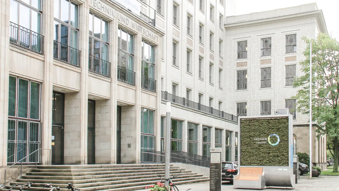 Einer der CityTrees steht vor dem Hauptgebäude der Hochschule für Technik und Wirtschaft Dresden. Foto: Green City Solutions