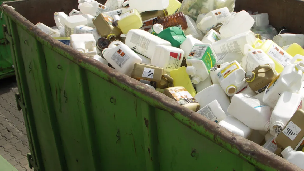 Aus leeren Pflanzenschutzmittel-Verpackungen ... Foto: Matthias Wiedenau