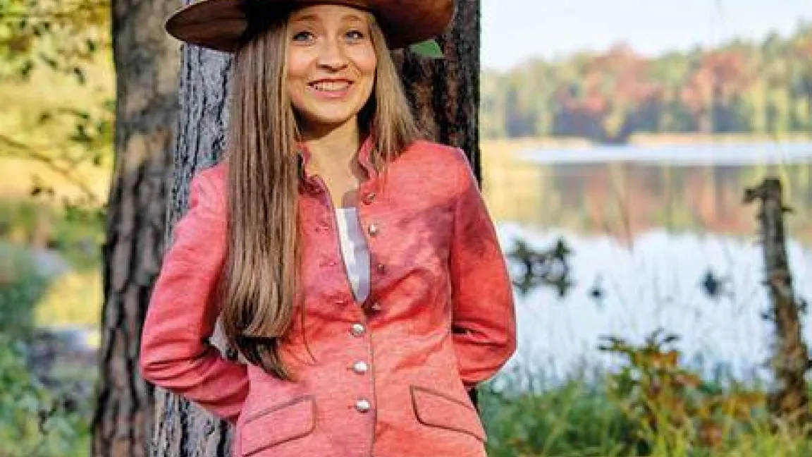 Caroline Hensel, die frisch gekürte Baumkönigin 2019, wird im kommenden Jahr Botschafterin der Flatter-Ulme sein.
Foto: Baum des Jahres