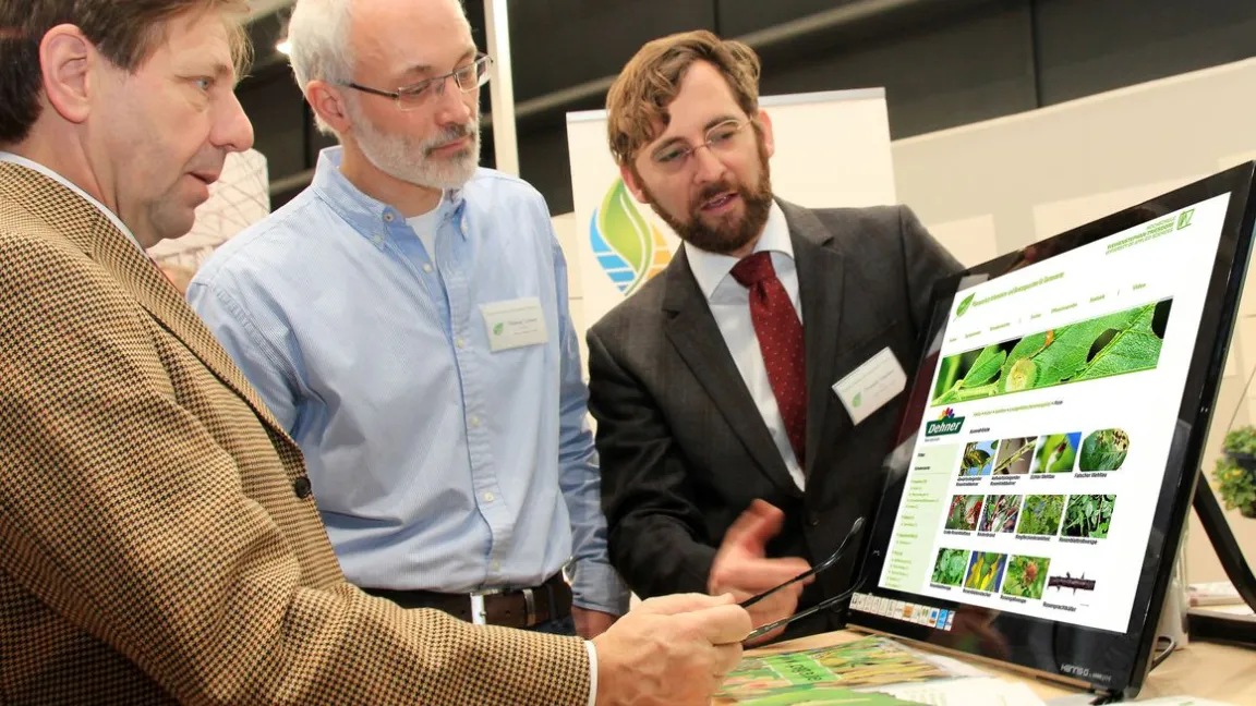 Foto: Prof. Backhaus, Präsident des Julius Kühn-Instituts (JKI) lässt sich das neue System von Projektleiter Prof. Hannus und Thomas Lohrer von der Hochschule Weihenstephan-Triesdorf erläutern. Foto: Tim Jacobsen