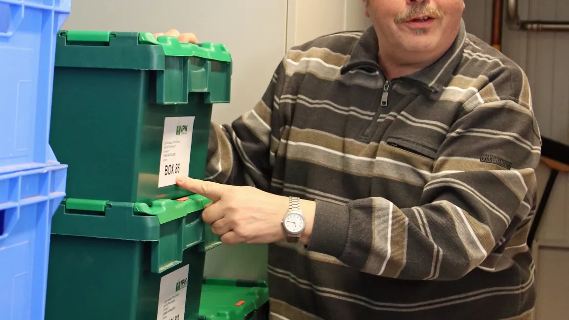 Dr. Andreas Börner, Leiter des Bereichs Sammlungsmanagement und Evaluierung der Abteilung Genbank, mit Proben für das Svalbard Global Seed Vault, den Saatgut-Tresor in Spitzbergen. Dort lagern 54 000 Proben aus Gatersleben. Foto: Catrin Hahn