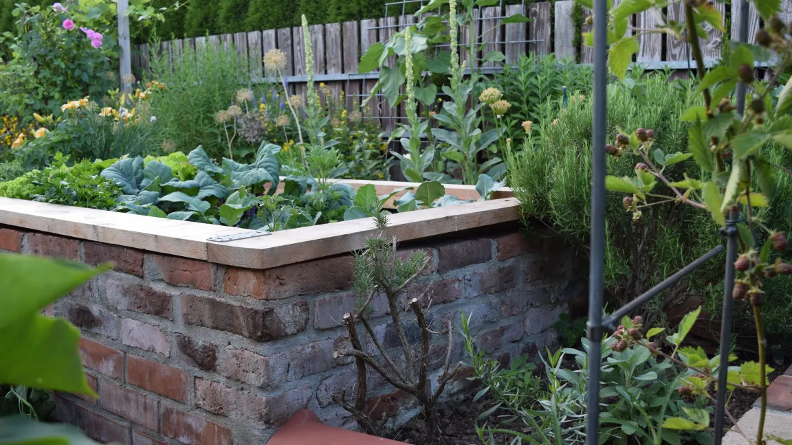 Auch eine Alternative ist ein gemauertes Hochbeet. Foto: Elisabeth Wissel