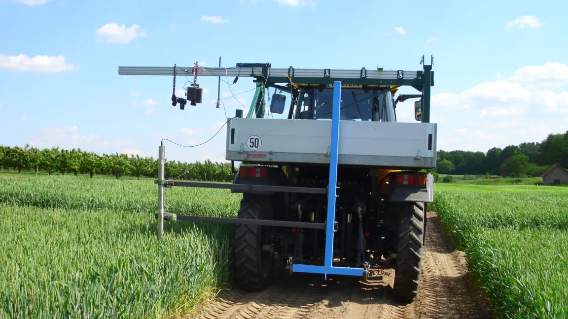 Versuchstraktor mit Vertikalsensor (im Bestand), Kamerasensoren und Ultraschallsensor zur Detektion von Gelbrost in Winterweizen. Foto: Karl-Heinz Dammer, ATB