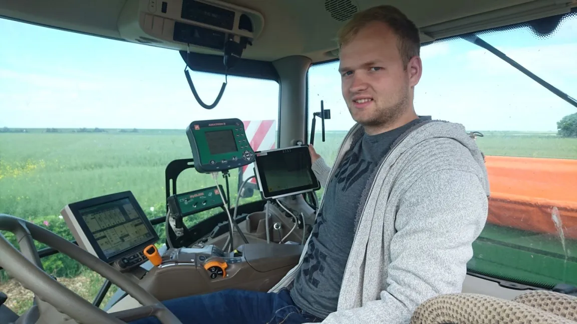 Beim Düngerstreuen nutzt Jannek moderne Technik, um die Pflanzen bedarfsgerecht und damit effizient zu ernähren. Foto: Matthias Wiedenau.