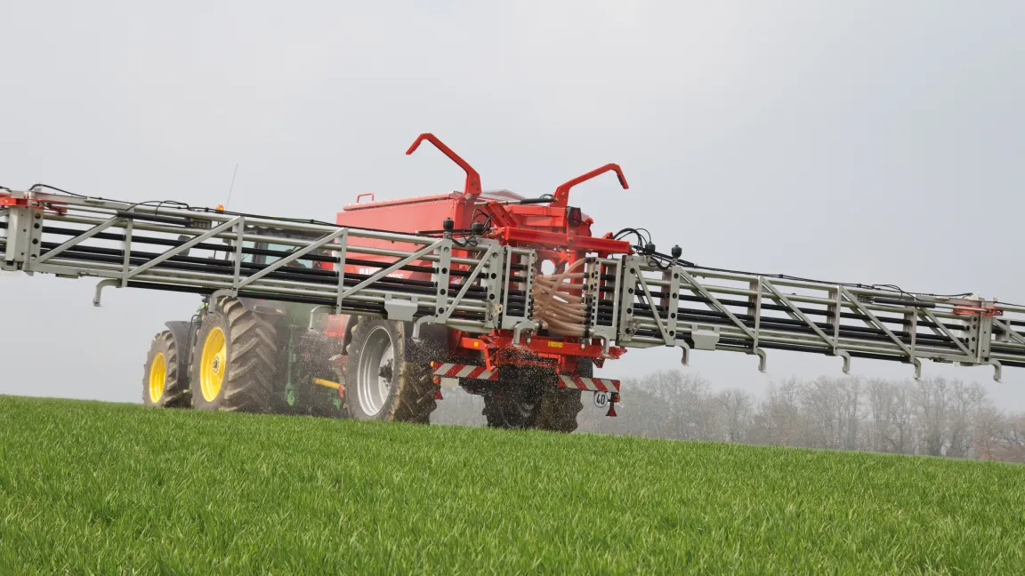 Bei sachgerechter Anwendung sind Düngemittel ungefährliche Substanzen. Foto: Rauch