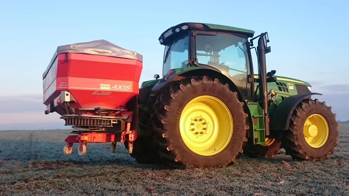 Zum Schutz vor dem korrosionsfördernden Dünger ist der große Düngerbehälter doppelt pulverbeschichtet, das Streuwerk und die Streuscheiben sind aus Edelstahl. Foto: Matthias Wiedenau