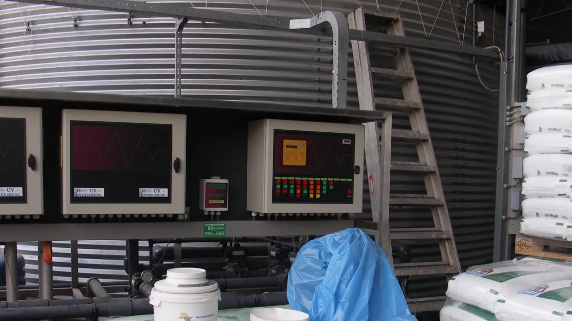 In der Düngestation wird eine maßgeschneiderte Nährlösung für die jeweilige Kultur zusammengestellt. Foto: Matthias Wiedenau