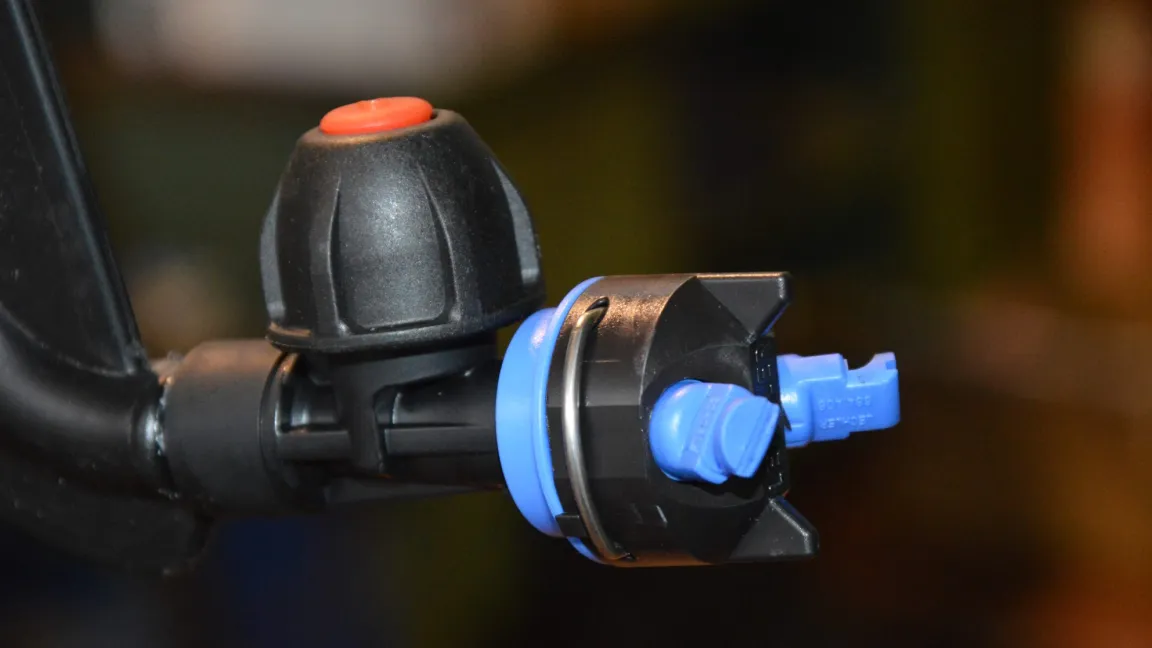 An den Enden der Kunststoffrohre können verschiedene Düsen montiert werden, um die Ziele optimal zu treffen. Foto: Matthias Wiedenau