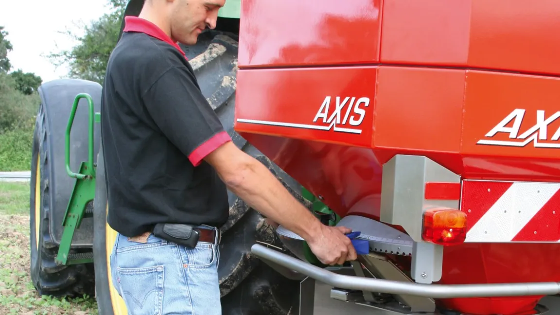 Vor dem Düngerstreuen  stellt der Landwirt das Streuwerk auf den eingefüllten Dünger ein. Foto: Rauch