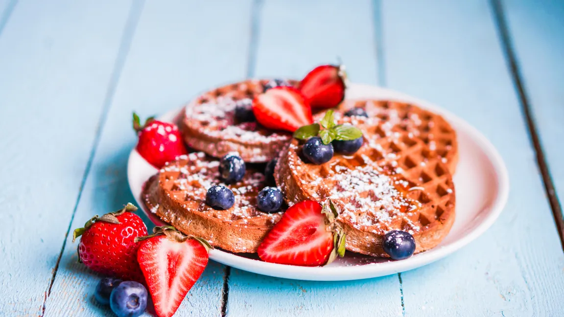 Ob aus dem eigenen Garten, der Erdbeerplantage oder dem Supermarkt, die roten Früchte sind ein leckerer Nachtisch, Kuchenbelag oder Marmeladengrundstoff. Foto: Fotolia