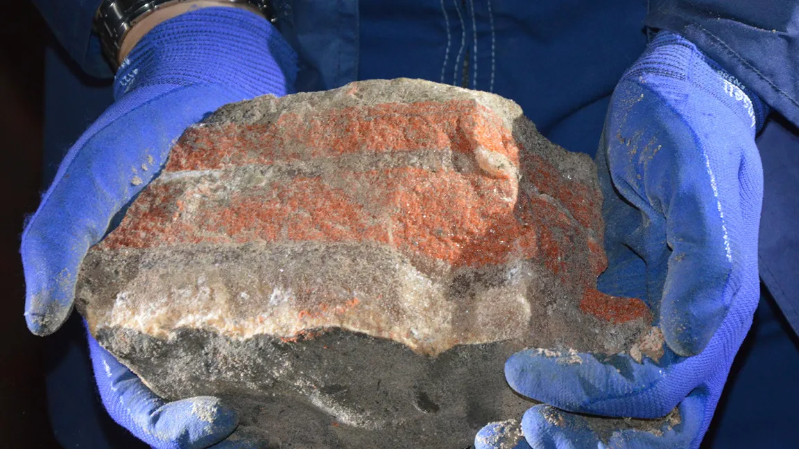 Das Kaliumchlorid ist im Erz an der roten Farbe zu erkennen. Je nach Beimischungen ist es auch blau, grau oder braun. Die weißen Schichten sind Natriumchlorid (Kochsalz). Foto: Matthias Wiedenau