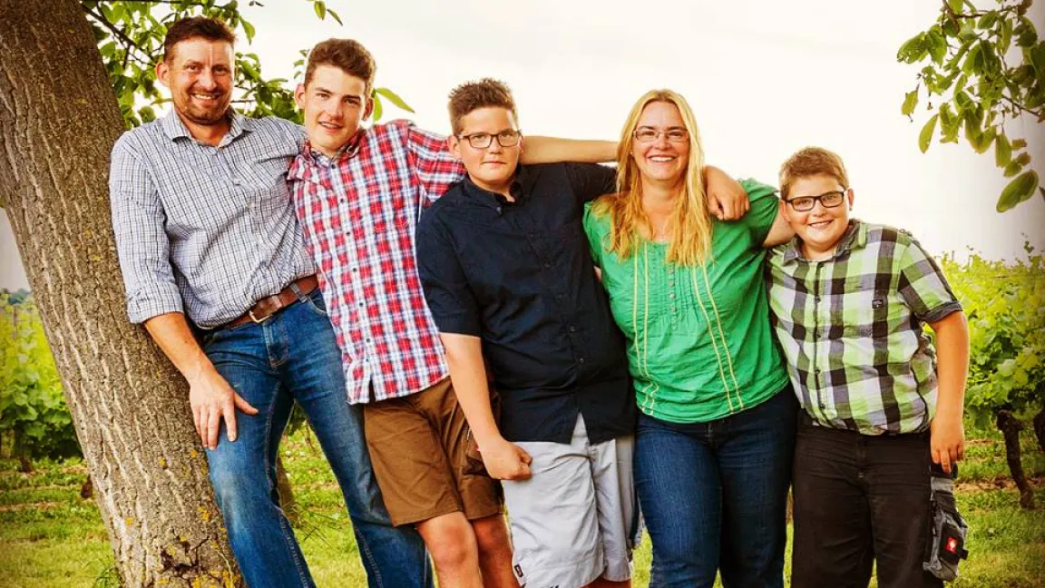 Marco und Alexandra Becker und die Söhne Johann, Jakob und Julius bewirtschaften 19 Hektar Rebfläche und 30 Hektar Ackerland in Mainz-Ebersheim. Foto: privat