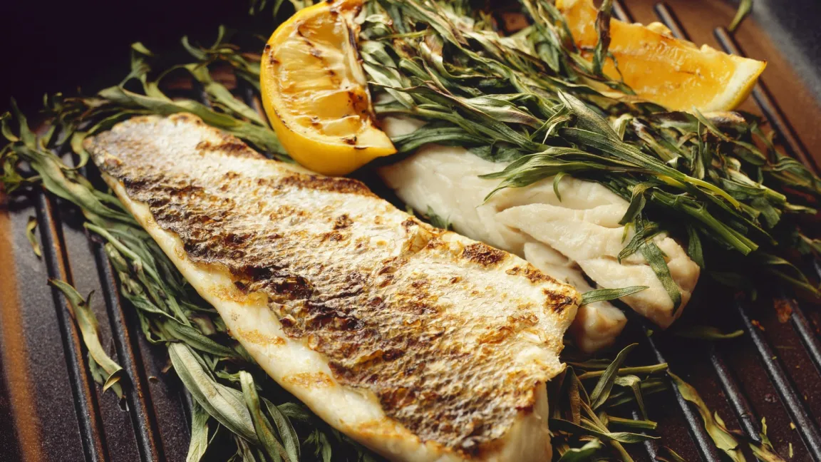 Estragon verfeinert mit seinem intensiven Geschmack auch Fleisch- und Fischgerichte. Foto: istock