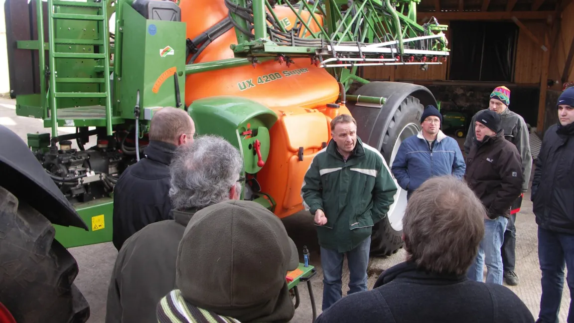 Landwirte benötigen einen Sachkundenachweis, wenn sie Pflanzenschutzmittel anwenden wollen. Voraussetzung dafür ist die regelmäßige Teilnahme an Fortbildungen. Foto: Matthias Wiedenau