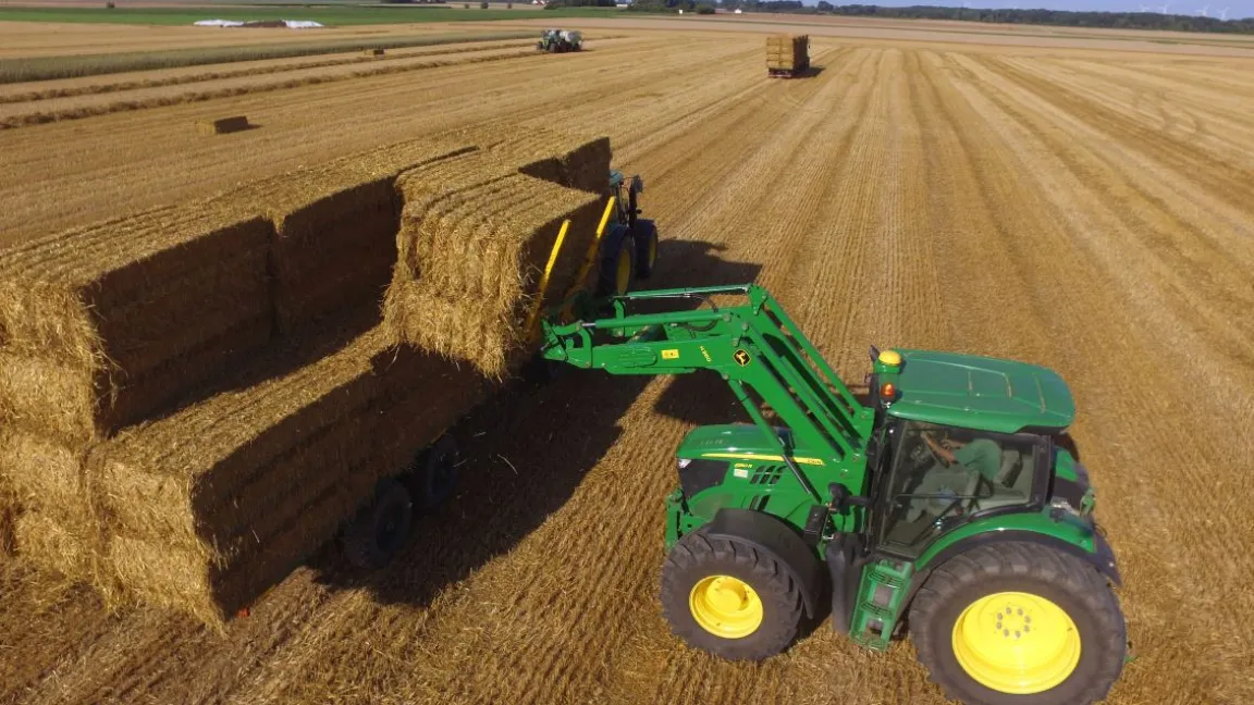 Das Stapeln von Strohballen ist eine typische Frontladerarbeit. Foto: Matthias Wiedenau