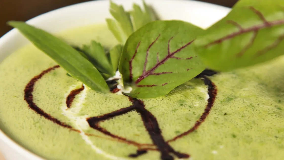 Sauerampfer lässt sich für Suppen, Soßen und Salate verwenden. Foto: Fotolia