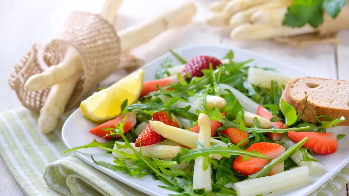 Die Spargelsaison ist kurz und daher etwas ganz Besonderes. Bereits am 24. Juni, dem Johannistag, ist sie vorbei. Dann müssen die Verbraucher fast ein ganzes Jahr auf leckere, frische Spargelgericht warten. Foto: istock