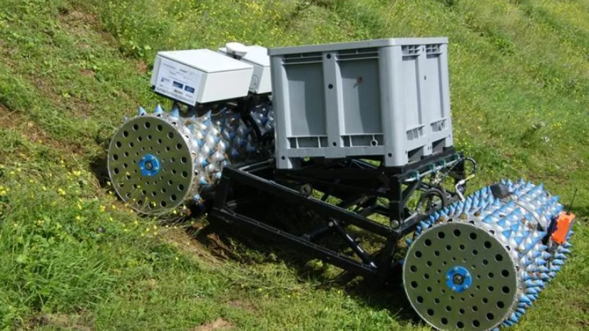 Der von der Hochschule Geisenheim mitentwickelte Roboter Geisi kommt in Steillagen zum Einsatz. Foto. Hochschule Geisenheim