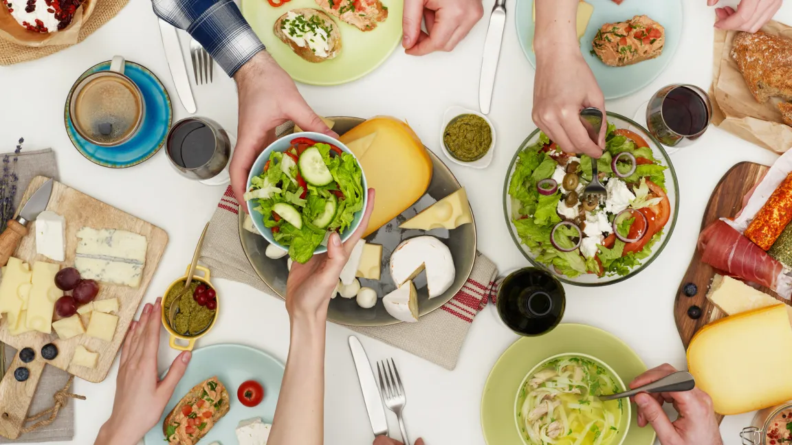 Zusammen essen und genießen auf gesunde Art. Wie das geht, zeigen mehr als 2000 Ernährungsfachkräfte am Tag der gesunden Ernährung. Foto: Fotolia