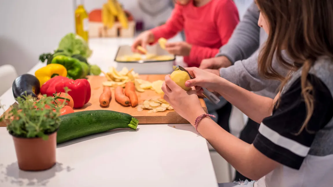 Bei "Kids an die Knolle" geht es vom Anbau der Kartoffel bis zum gemeinsamen Essen. Foto: istock