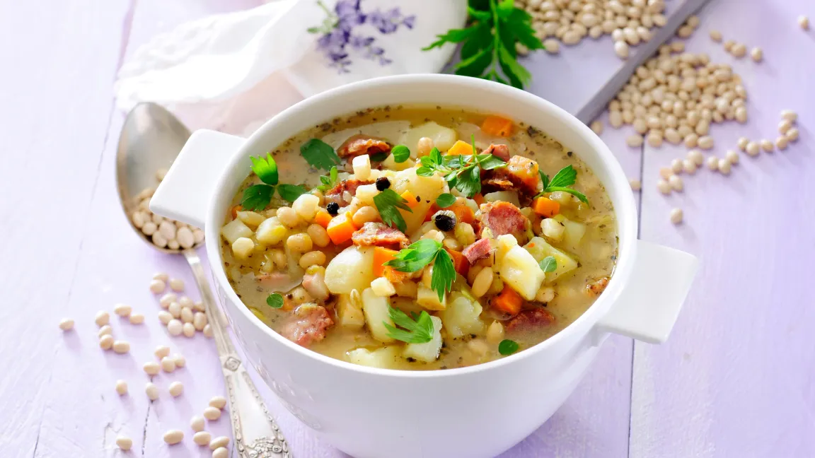 Liebstöckel kommt gerne in deftigen Speisen zum Einsatz. Besonders beliebt ist er zum Würzen von Suppen und Eintöpfen. Foto: Shutterstock