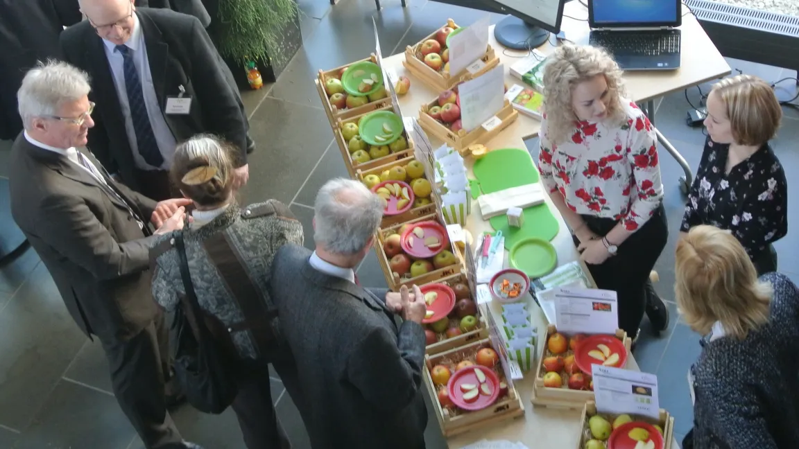 Am Stand der Deutschen Genbank Obst konnte beim Festakt zum 10-jährigen Jubiläum im Februar die alte Sorte Glockenapfel mit der am JKI in Pillnitz gezüchteten jungen Sorte Pilot geschmacklich verglichen werden. Foto: Stefanie Hahn, JKI