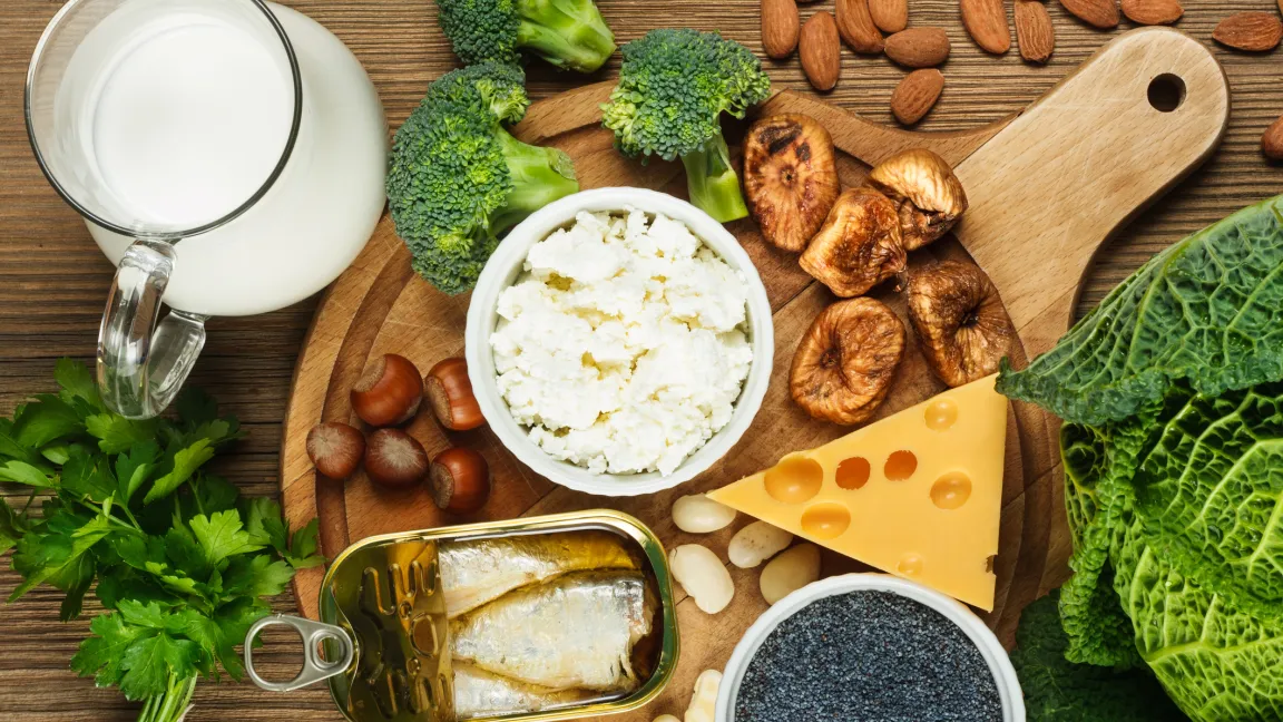 Neben Milchprodukten sind vor allem grünes Gemüse und Nüsse kalziumreich. Foto: istock