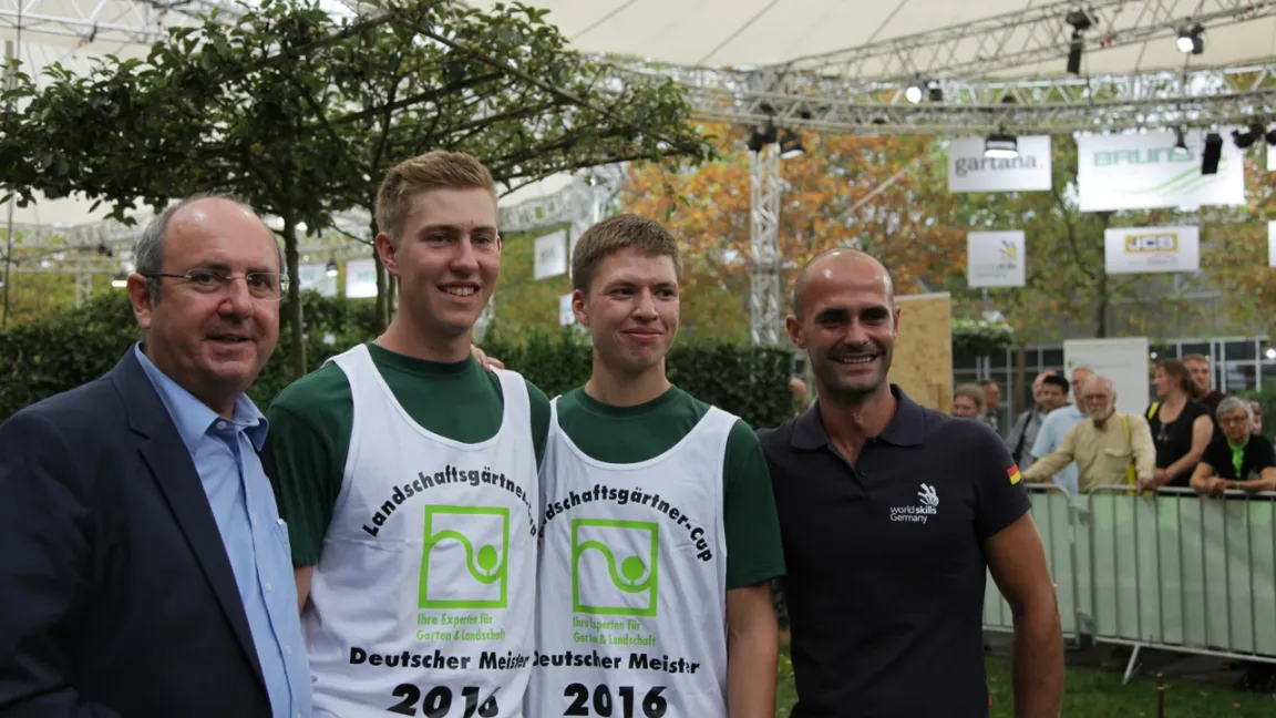 Die stolzen Sieger mit ihrem Ausbilder Martin Gaissmaier (l.) sowie Johannes Gaugel (r.), der den Posten als Teambetreuer der deutschen Mannschaft für die Berufeweltmeisterschaft "WorldSkills" in Abu Dhabi übernimmt. Foto: Verband Garten-, Landschafts- und Sportplatzbau Bayern e. V. (VGL Bayern)