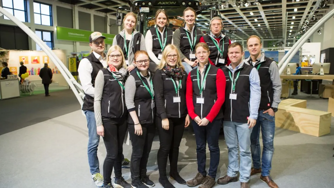 AgrarScout Antonia Küter (oben links) und ihre Mitstreiter im ErlebnisBauernhof auf der Internationalen Grünen Woche 2017. Foto: FML